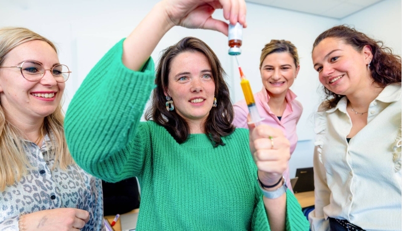 Student technische thuiszorg met een gele trui