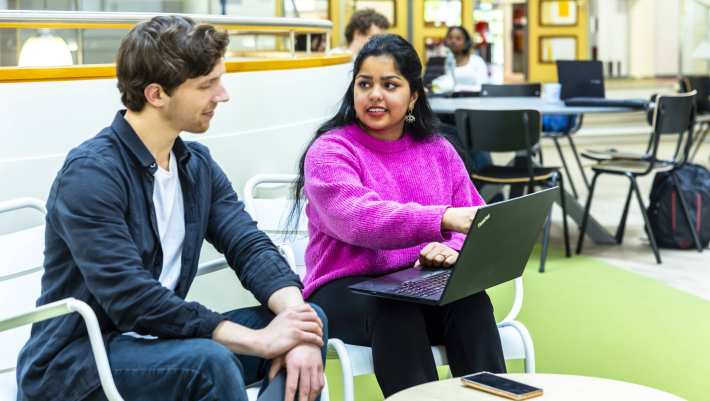 Twee studenten in overleg over hun associate degree.