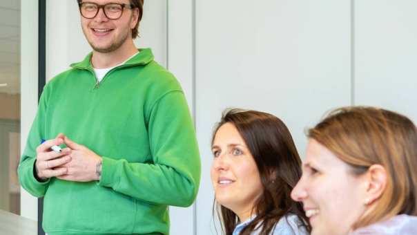 3 masterstudenten aan het werk in de klas