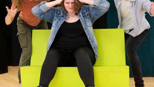 Drie studenten op het toneel tijdens praktijkles