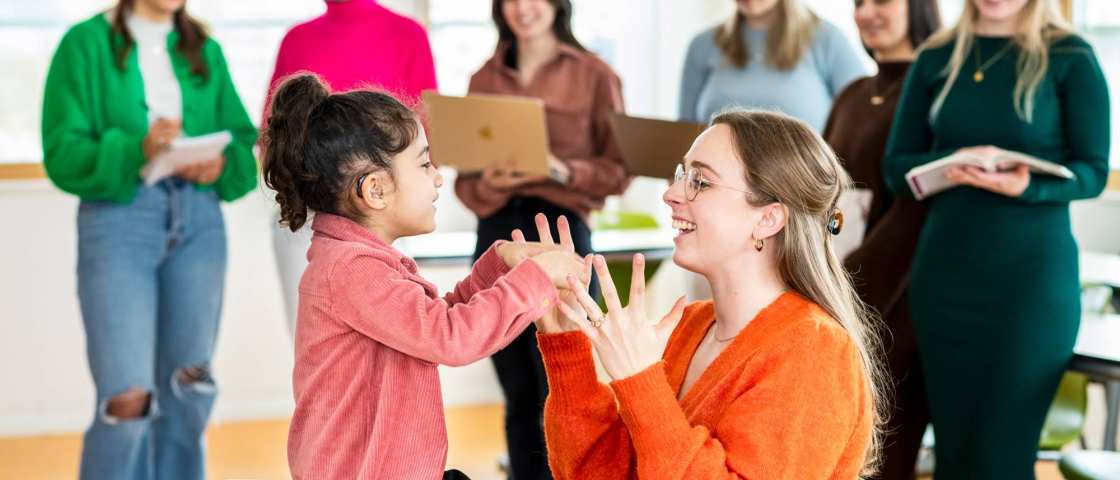 Studenten Logopedie krijgen les over behandeling kind