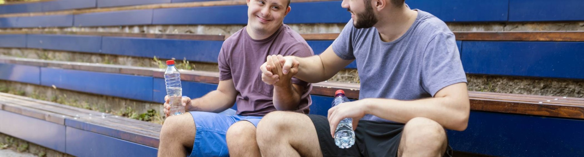 2 mannen buiten met zorg voor elkaar