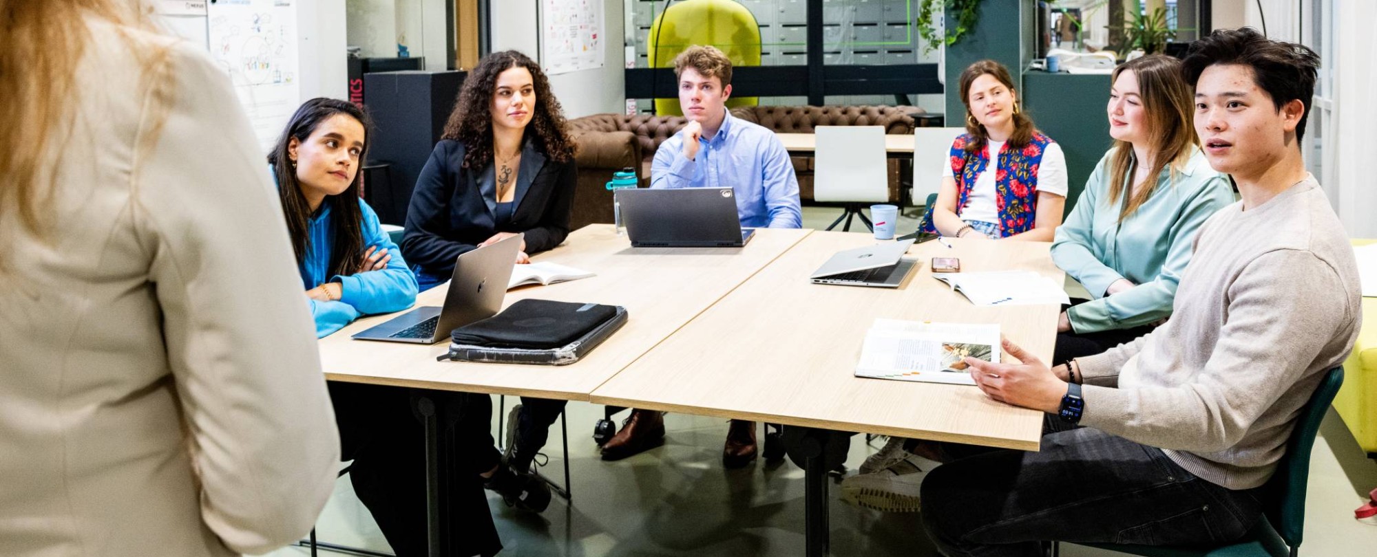 Studenten van de ad bedrijfskunde werken samen in de studio van Bedrijfskunde