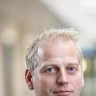 Portretfoto van Arnold Wijbenga, projectleider bij het Centrum Meervoudige Waardecreatie.