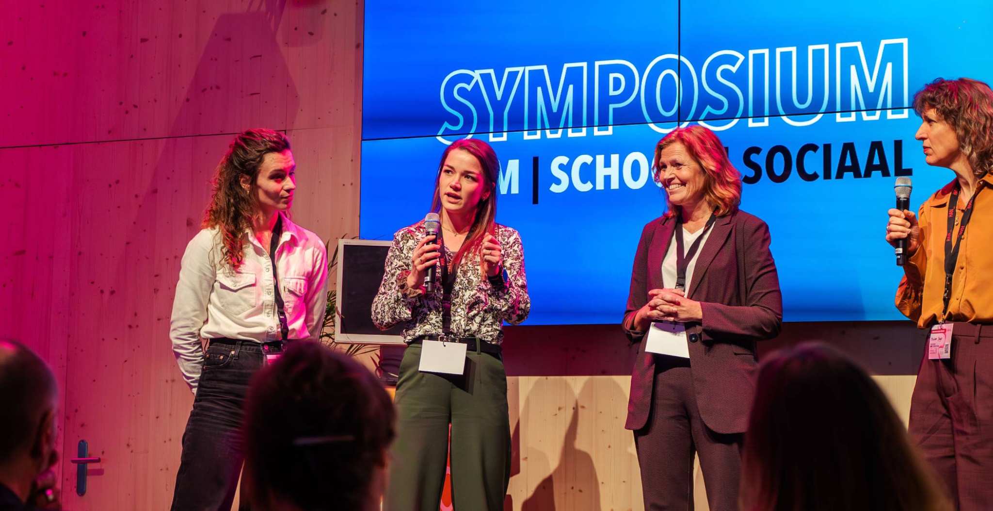 Projectbetrokkenen aan het presenteren