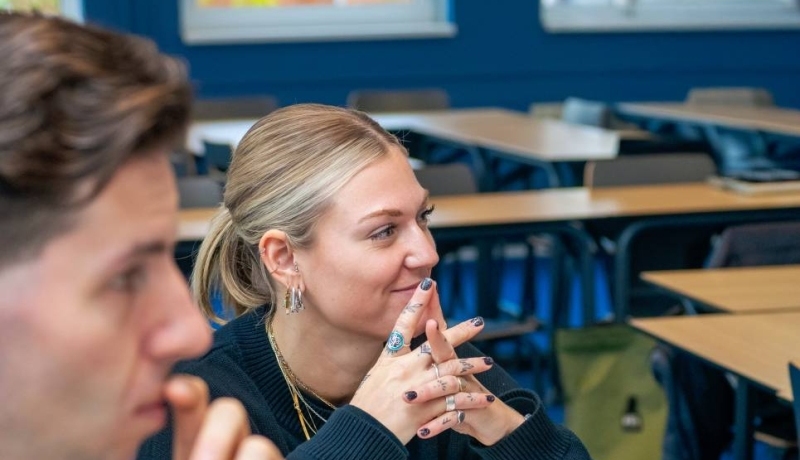 AMM LLO studenten Glenn en Isa tijdens les Social Work deeltijd