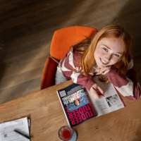 scholier maakt studiekeuzetest aan tafel