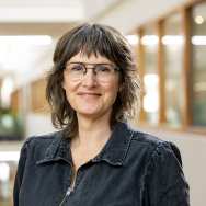 Portretfoto Carolien van Rens, zwarte blouse met zwart jasje dragend