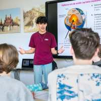 Twee studenten van HAN Leraar Aardrijkskunde lezen in de atlas.