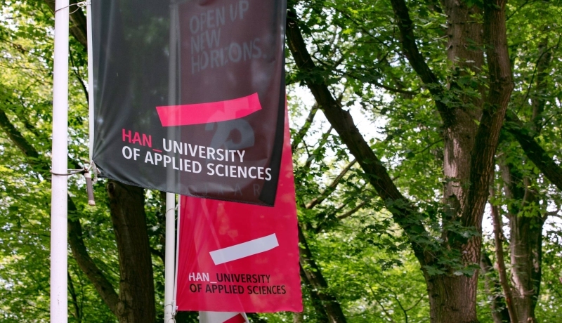 vlaggen, Arnhem, branding, signing, vlaggenmast, banieren, trio zwart rood wit