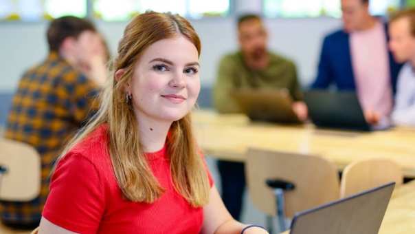 Student Facility Management kijkt in de camera