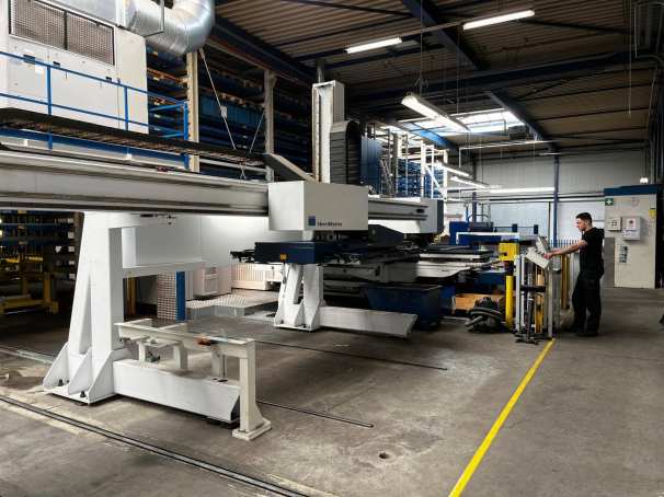Operator aan productielijn bij Goma