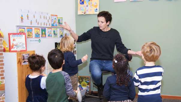 Juf maakt vragend gebaar naar haar leerlingen