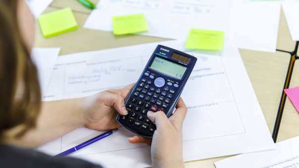 Student typte som in op de rekenmachine