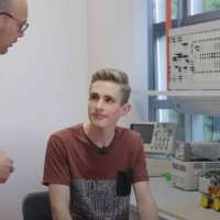 Docent Hugo spreekt Embedded Systems Engineering student Tristan over zijn robot car project_2022