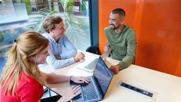 Facility Management, foto 8487, studenten samenwerken in zwevend hokje met laptop