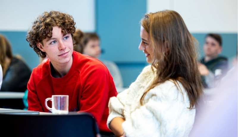 Studenten IPL luisteren naar het verhaal over armoede door een ervaringsdeskundige. Vervolgens spelen ze in groepjes, samen met de docenten en ervaringsdeskundigen, het spel Kansen Keren.