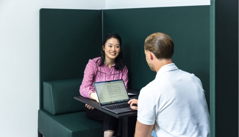 Studenten studeren in privacy hokje
