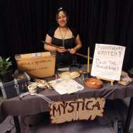 Keyla Cabral-Meermans bij the Land of Mystica stand