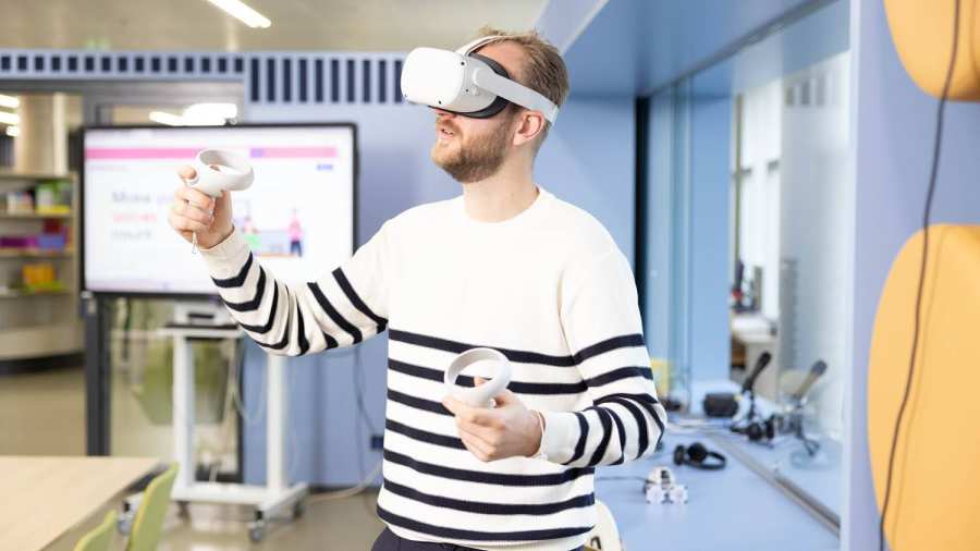 Portret Max de Vocht waarin VR bril wordt gepromoot t.b,v, promotie Employer Branding