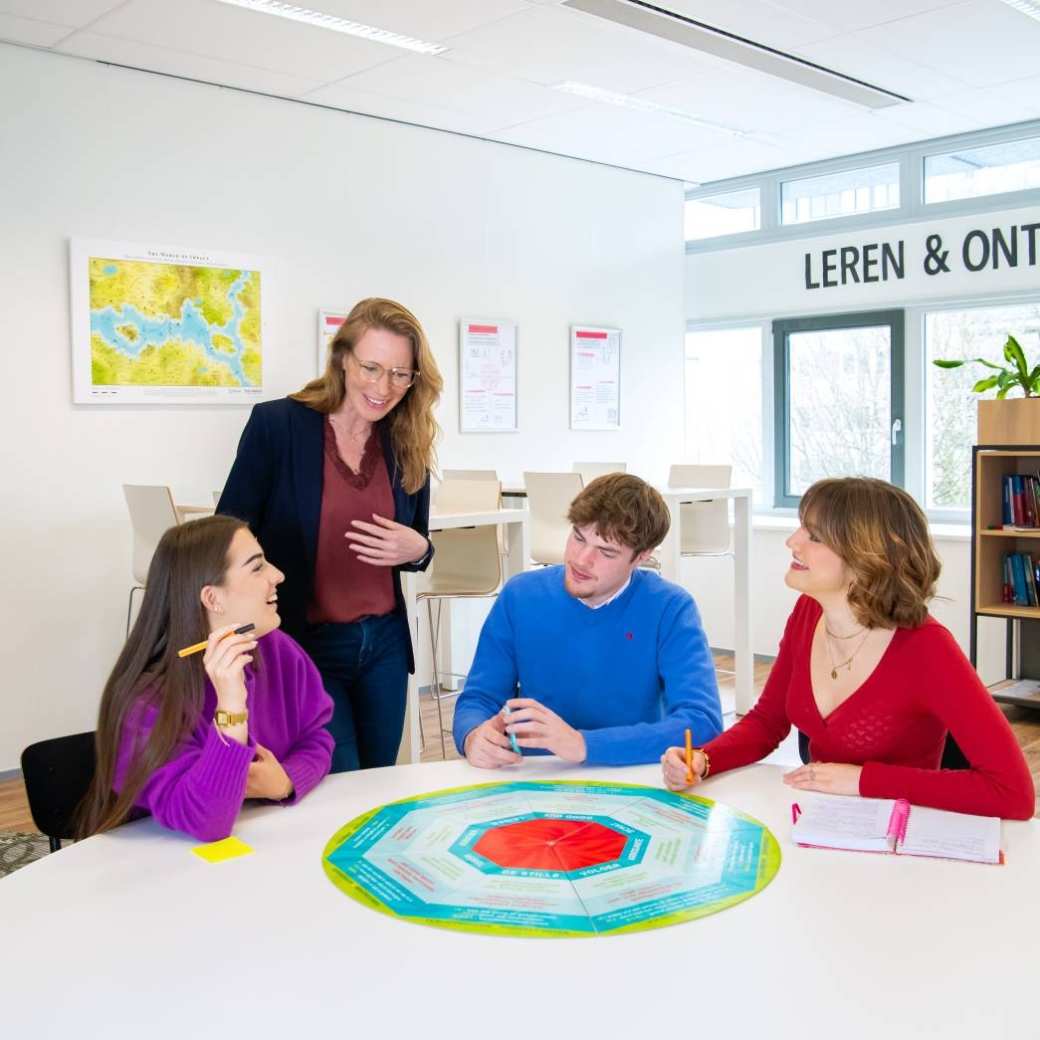 studenten van learning and development aan het studeren met een docent erbij
