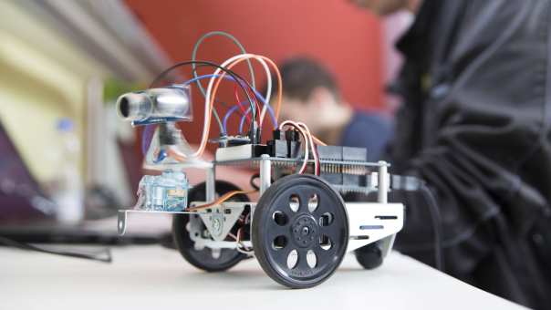 ict robot wagentje met draden en cam