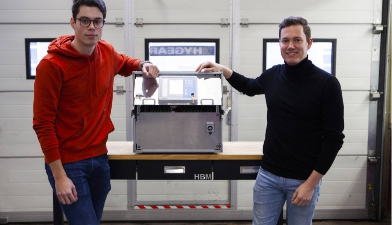 Reinier van Beijnum en Sam Degens met testkoffer. SEECE, SEE, TenneT, hoogspanning, testen, MIC, IPKW, Academie Engineering. Engineering en Automotive