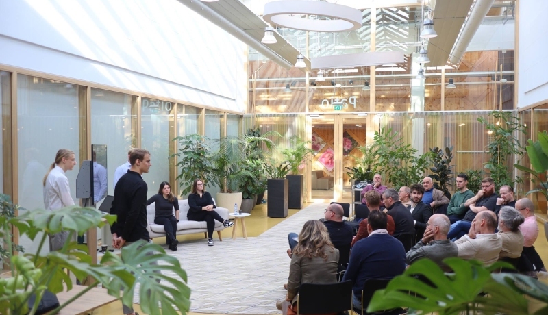 Overzichtsfoto van de presentatie van studenten van de minor Circulaire Economie van de HAN aan beleidsambtenaren van de gemeente Zevenaar en ondernemers van twee bedrijventerreinen uit die gemeente over de resultaten van het onderzoek van de studenten in het kader van een Rode Draad Project.