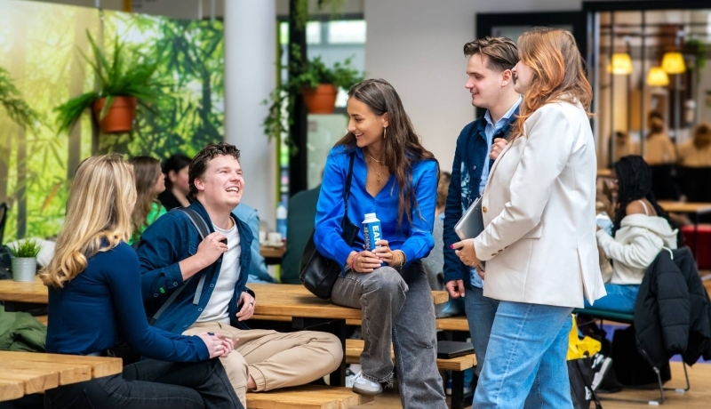 alumni business communicatie en ondernemerschap aan tafel