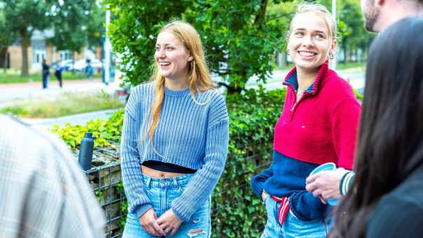 2 studenten Social Work overleggen op de K33 in Nijmegen over een project.