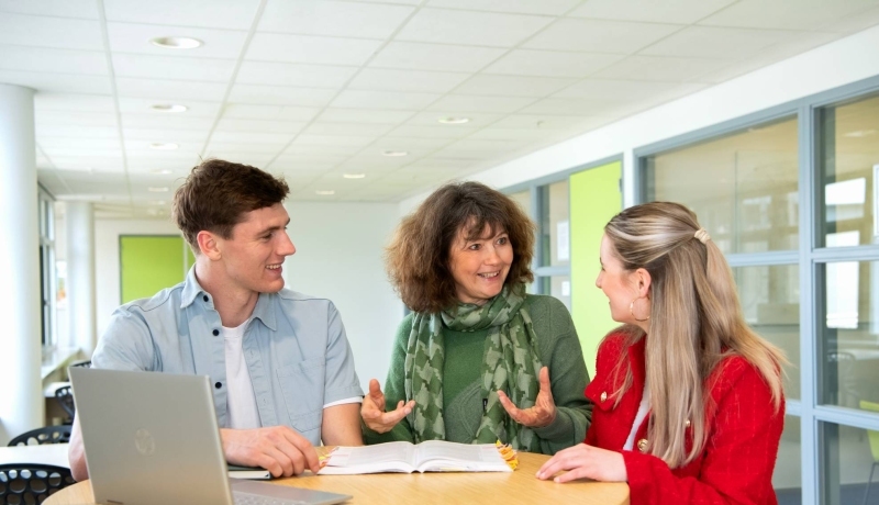 Wat is Human Resource Management? Studenten leggen het samen met de docent uit.