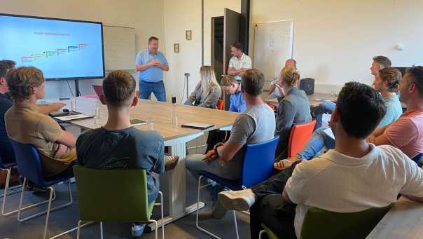 Studenten werken samen met startende ondernemers aan hun verkoopvaardigheden met Smart Incubator Industry