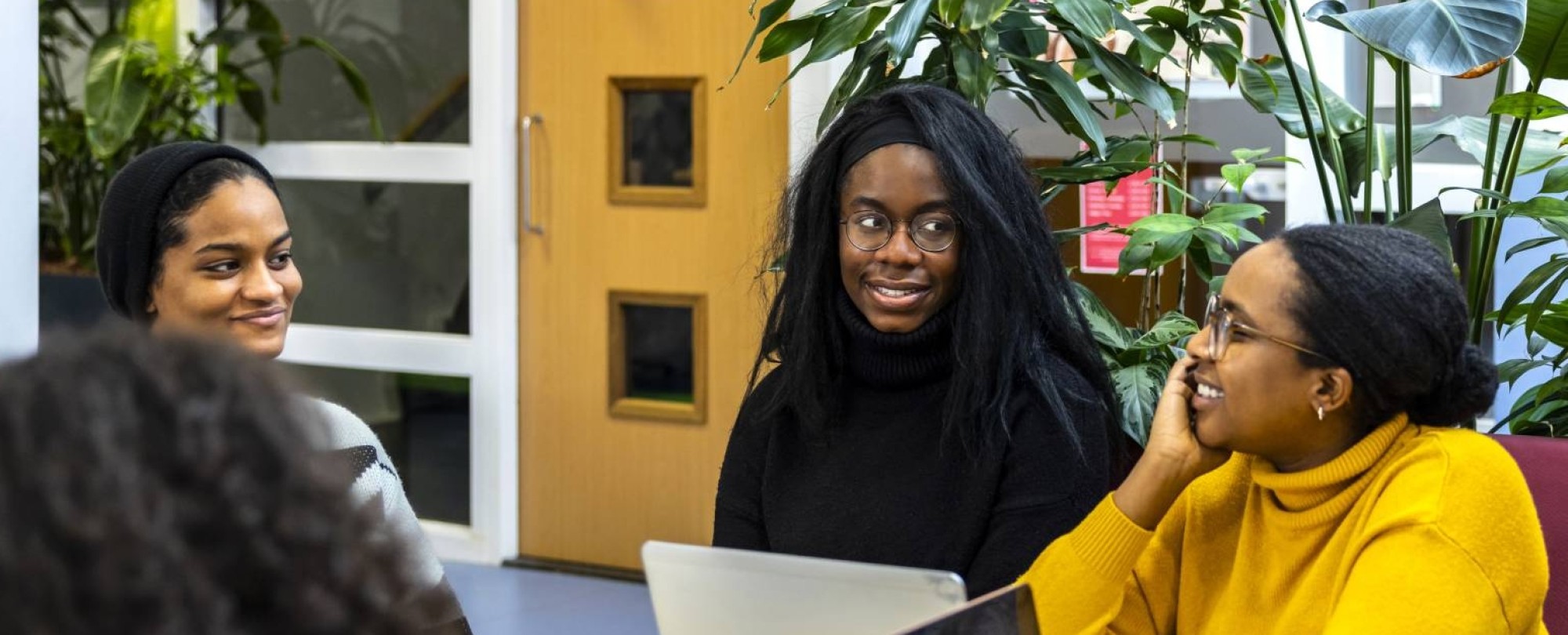 Master International Social Work studenten die enthousiast zijn over het voeren van persoonlijke gesprekken.