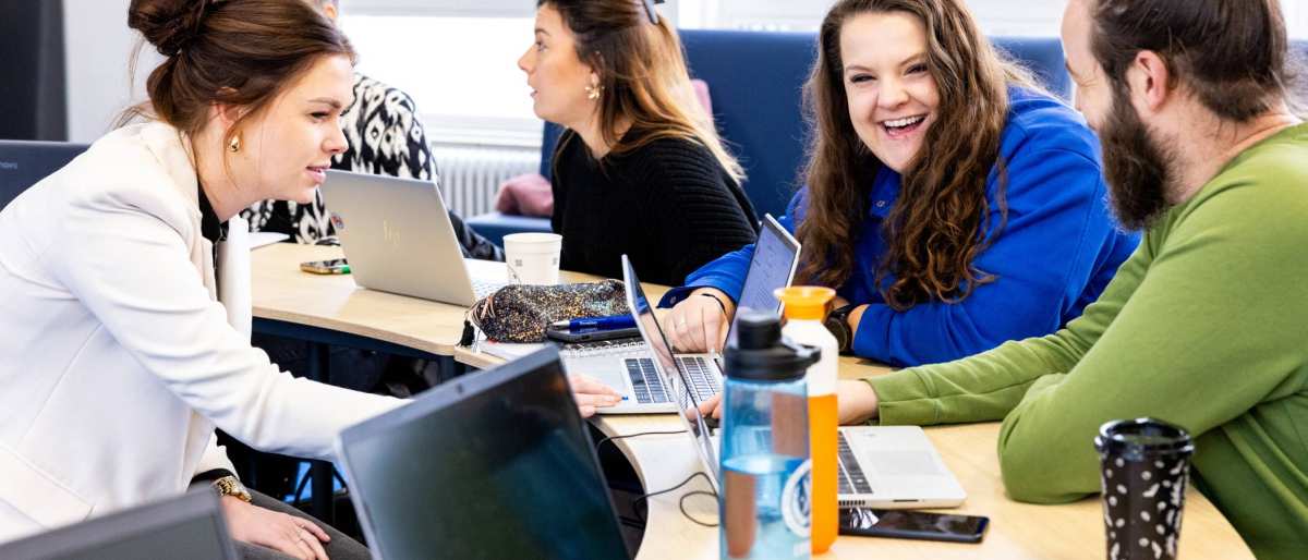 Aan de slag in werkgroep met lachende Annne tijdens les MIZ