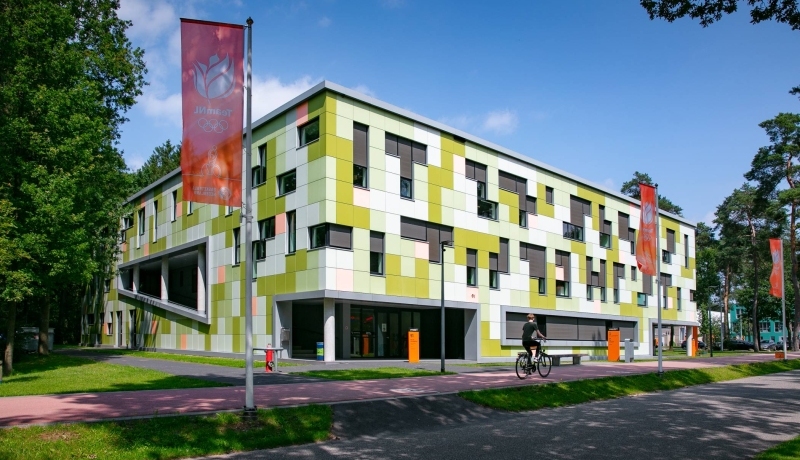 sport en bewegen, Arnhem, vlaggenmast, vlag, Papendal, volledig gebouw