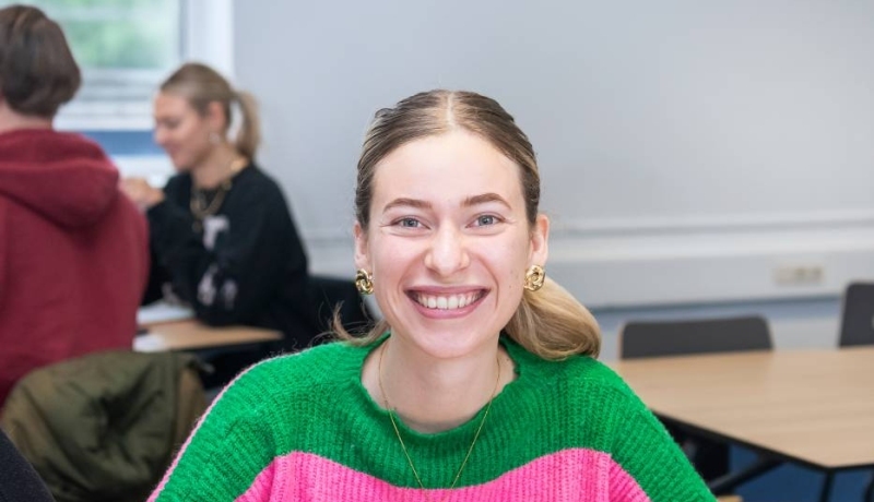 AMM LLO lachende Caitlyn tijdens social work deeltijd