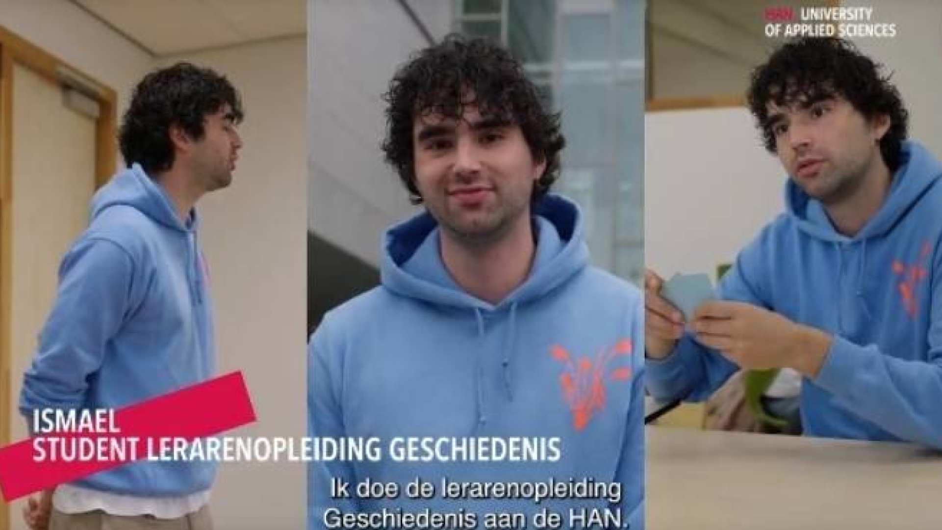 Een jongen in een blauwe hoodie met zwarte krullen