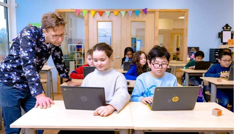Groep 5,6,7 op de school Da Vince.
De kinderen werken in de klas achter de laptop.