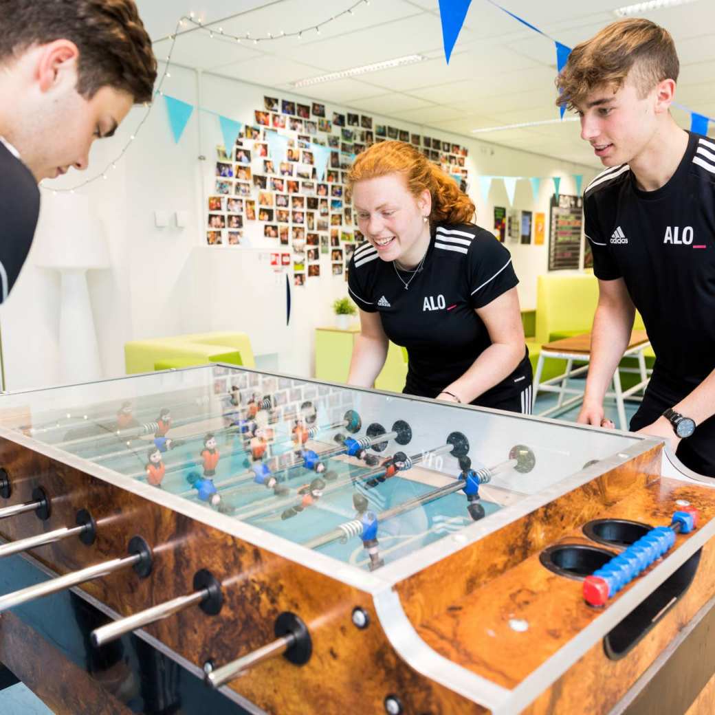 Pabo-ALO studenten spelen een potje tafelvoetbaltafel in de pauze.