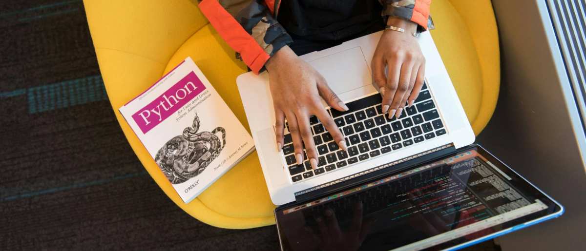 persoon typt op een laptop