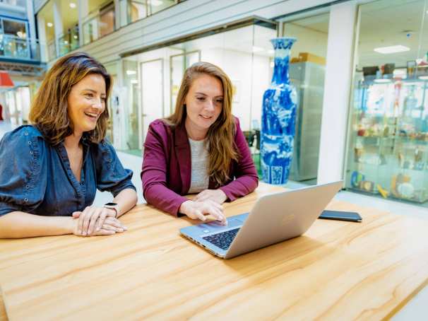 Bedrijfskunde deeltijd, studeren, samenwerken, laptop, hal, Ruitenberglaan 31, 2022