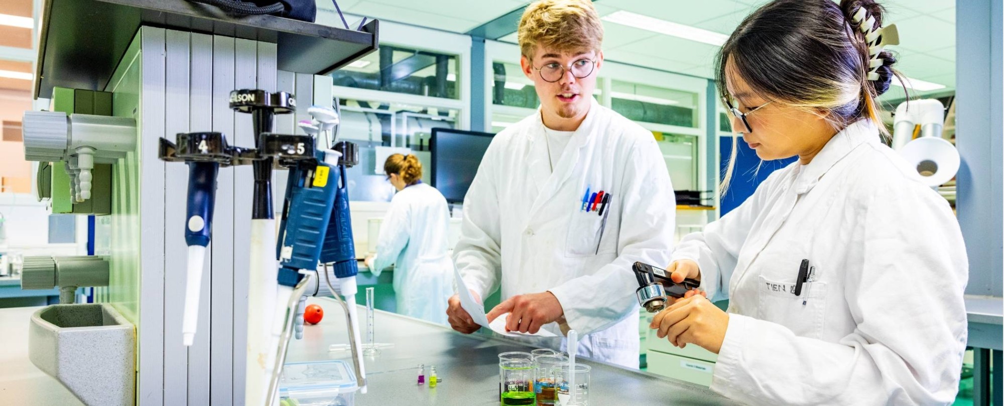 twee studenten werken samen in het chemielab