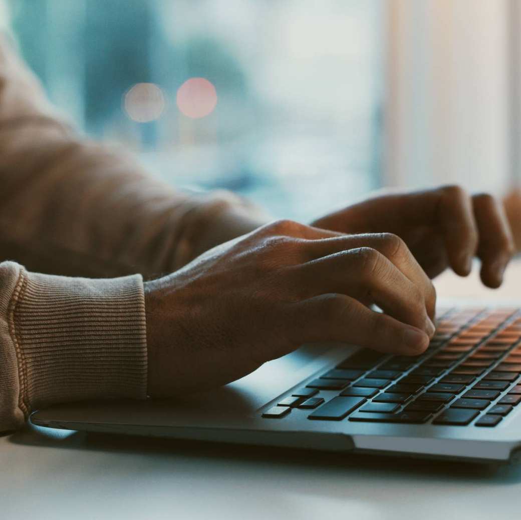 Istock beeld - man voor een laptop