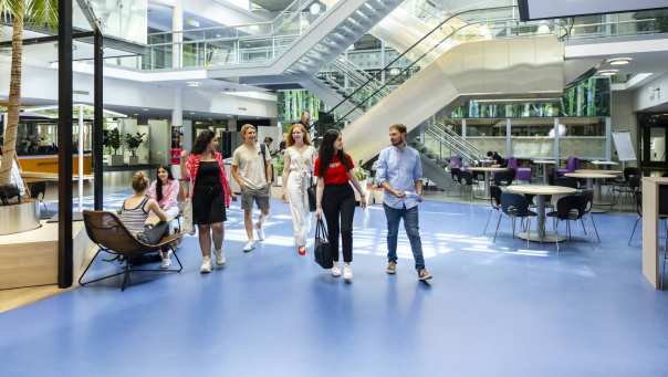 Studenten hbo bedrijfskunde maken kennis in Nijmegen.