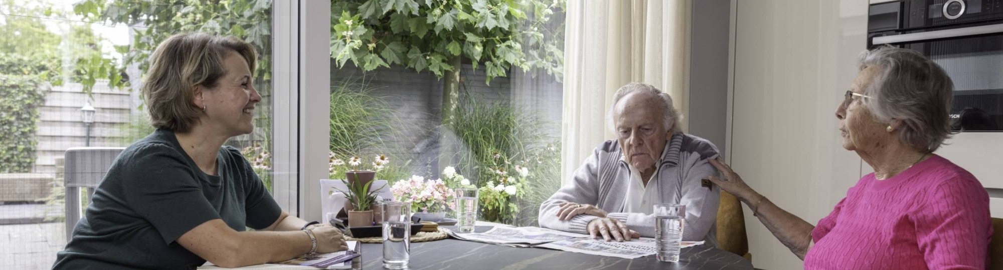 zorgverlener en oudere mensen