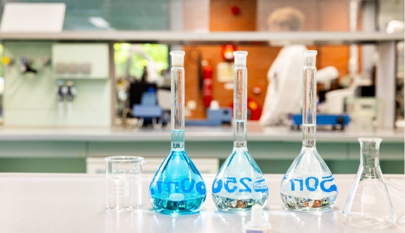kleurovergangen erlenmeyer in chemielab