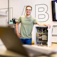 Elektrotechniek student Mik bij elektrotechnische installatie.