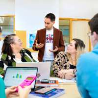 Student geeft les en leerlingen kijken naar hem op