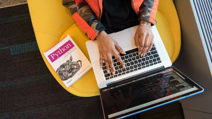 persoon typt op een laptop