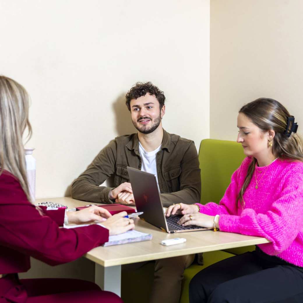 Student-ondernemers met elkaar in gesprek, aan het co-creëren en vertellen over elkaars business.